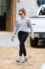 JENNIFER GARNER Checking on Her New House Under Construction in Brentwood 10/07/2021