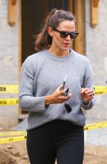 JENNIFER GARNER Checking on Her New House Under Construction in Brentwood 10/07/2021