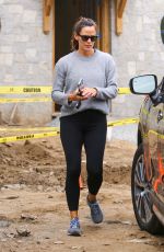 JENNIFER GARNER Checking on Her New House Under Construction in Brentwood 10/07/2021