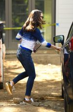 JENNIFER GARNER Checking on the Construction of Her New House in Brentwood 10/21/2021