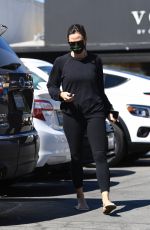 JENNIFER GARNER Getting a Mani-pedi at Country Mart 10/17/2021
