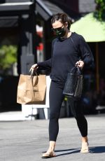 JENNIFER GARNER Getting a Mani-pedi at Country Mart 10/17/2021