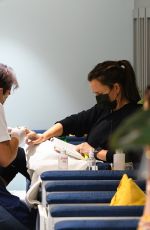 JENNIFER GARNER Getting a Mani-pedi at Country Mart 10/17/2021