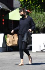 JENNIFER GARNER Getting a Mani-pedi at Country Mart 10/17/2021