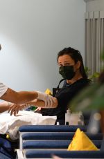 JENNIFER GARNER Getting a Mani-pedi at Country Mart 10/17/2021