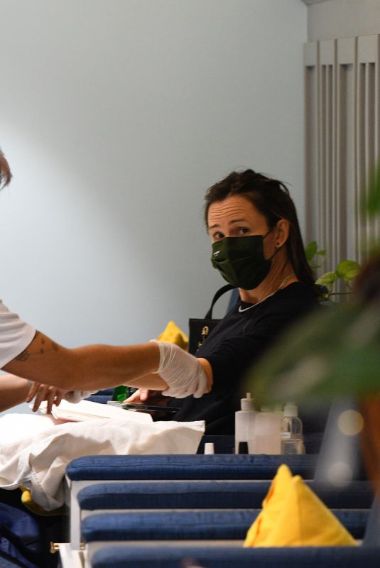 JENNIFER GARNER Getting a Mani-pedi at Country Mart 10/17/2021