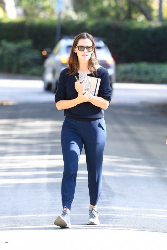 JENNIFER GARNER Out in Brentwood 10/08/2021