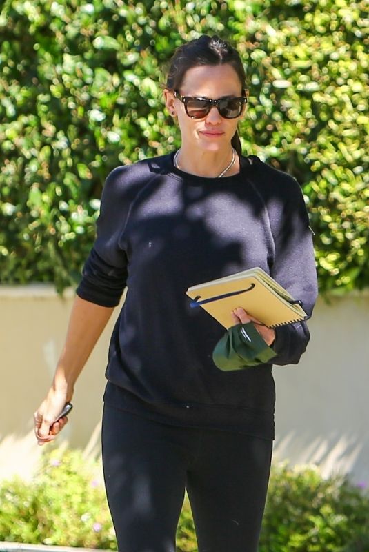 JENNIFER GARNER Out Visiting a Friend in Brentwood 10/27/2021