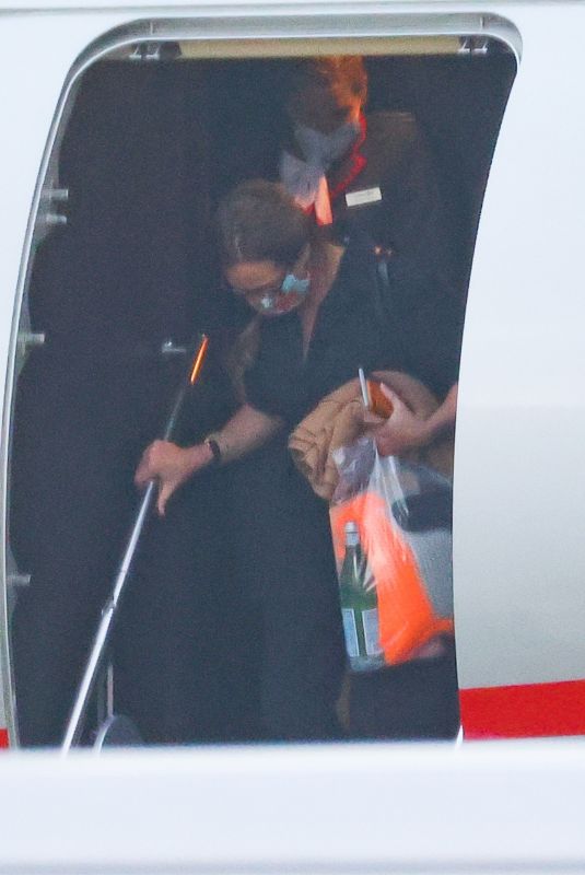 JULIA ROBERTS Arrives in Sydney 10/23/2021