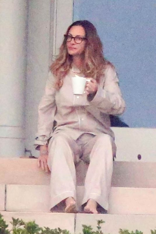 JULIA ROBERTS on Her First Day of Quarantine in Sydney 10/24/2021