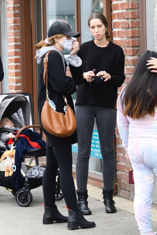 KATHERINE and CHRISTINA SCHWARZENEGGER Out for Brunch in Los Angeles 10/23/2021