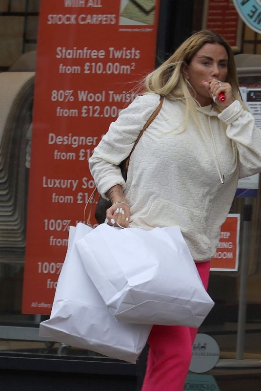 KATIE PRICE Out Shopping in London 10/19/2021
