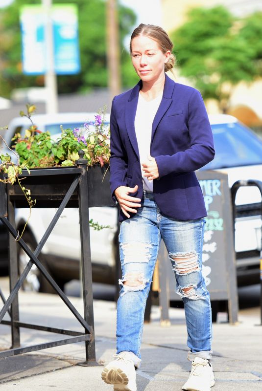 KENDRA WILKINSON Leaves Sweet Butter Cafe in Los Angeles 10/04/2021