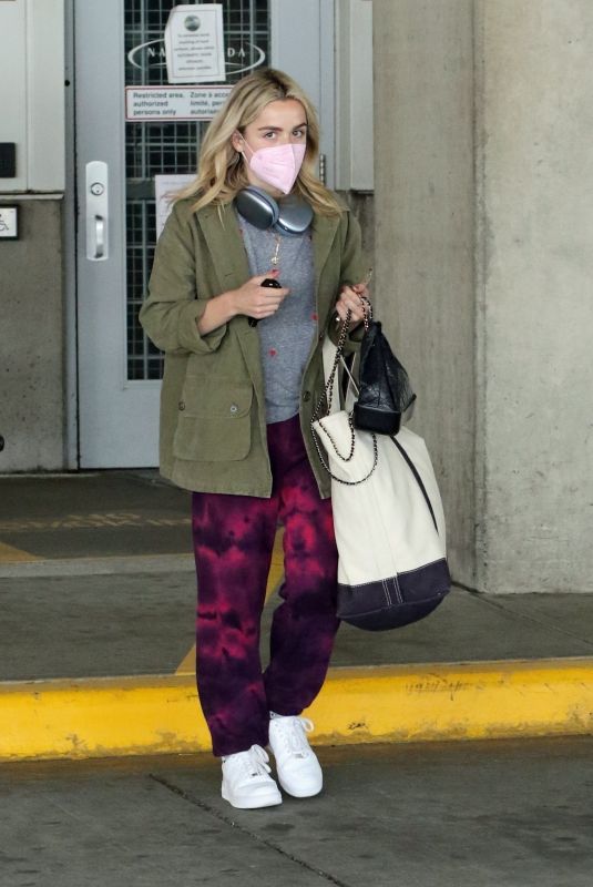 KIERNAN SHIPKA Arrives at Airport in Vancouver 10/04/2021