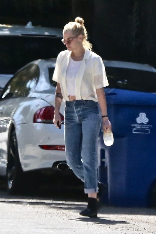 KRISTEN STEWART Leaves a Friend