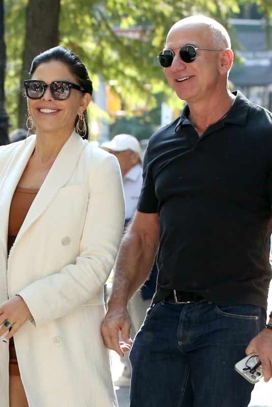 LAUREN SANCHEZ and Jeff Bezos Leaves Cipriani Soho in New York 10/15/2021