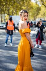 MADELYN CLINE Arrives at Giambattista Valli Womenswear Spring/Summer 2022 Show in Paris 10/04/2021