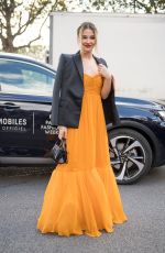 MADELYN CLINE Arrives at Giambattista Valli Womenswear Spring/Summer 2022 Show in Paris 10/04/2021