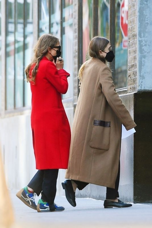 MARY-KATE and ASHLEY OLSEN at a Smoke Break in New York 10/20/2021