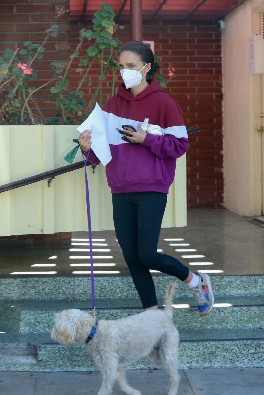 NATALIE PORTMAN Take Her Dog to Veterinarian in Los Feliz 10/22/2021
