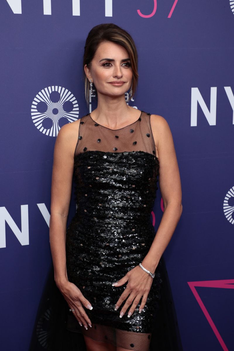 PENELOPE CRUZ at Parallel Mothers Premiere at 59th New York Film ...