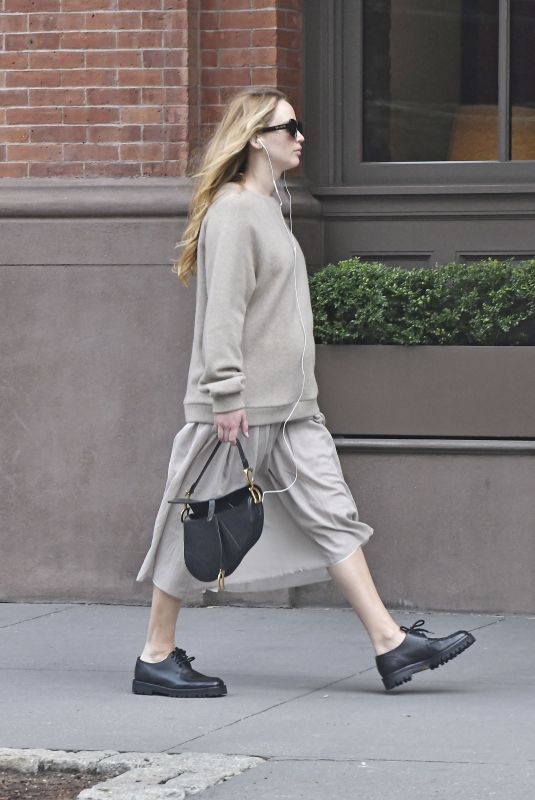 Pregnant JENNIFER LAWRENCE Out and About in New York 10/06/2021
