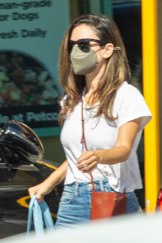 RACHEL BILSON Shopping for Pet Supplies in Los Angeles 10/10/2021