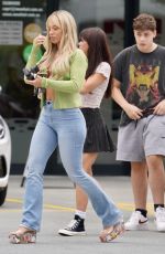 TAMMY HEMBROW Out Picks up Cakes in Gold Coast 10/29/2021