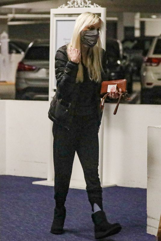 ANNA FARIS at Erewhon in Pacific Palisades 11/24/2021