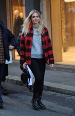 CHIARA FERRAGNI Out for Lunch in Milan 11/26/2021