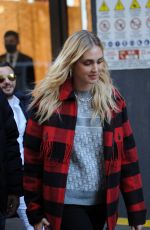 CHIARA FERRAGNI Out for Lunch in Milan 11/26/2021