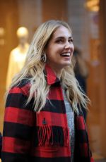 CHIARA FERRAGNI Out for Lunch in Milan 11/26/2021