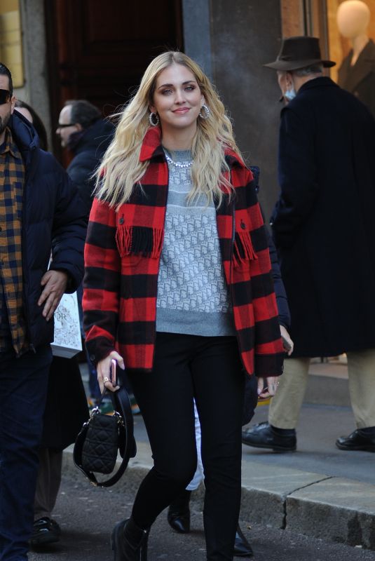 CHIARA FERRAGNI Out for Lunch in Milan 11/26/2021