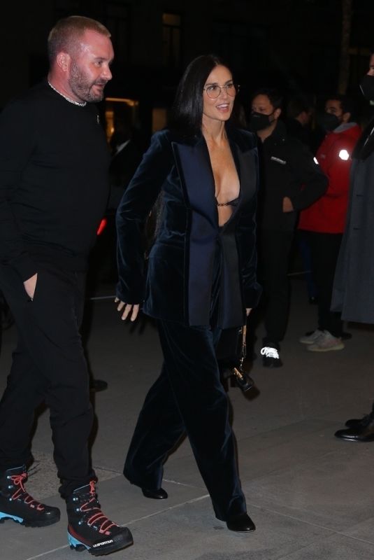 DEMI MOORE Arrives at WSJ Innovator Awards in New York 11/01/2021