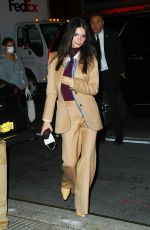 EMILY RATAJKOWSKI Arrives at Her Apartment in New York 11/08/2021