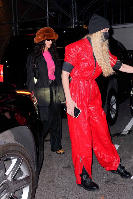 GIGI and BELLA HADID Out in New York 11/22/2021