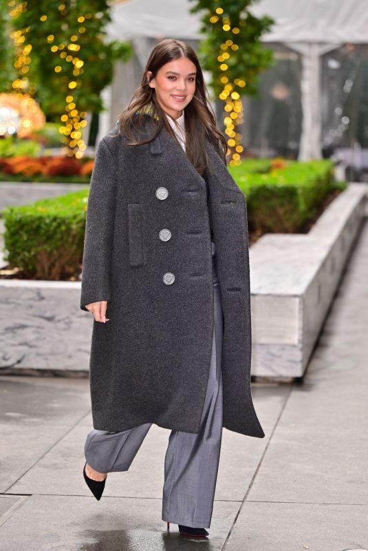 HAILEE STEINFELD Arrives at Siriusxm Studios in New York 11/22/2021