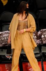 HAILEE STEINFELD at Houston Rockets vs. LA Lakers Game at Staples Center in Los Angeles 11/02/2021