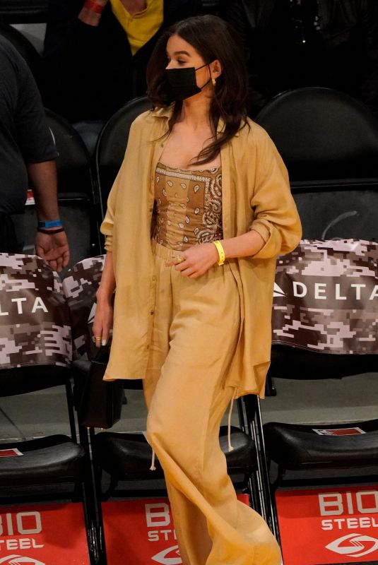 HAILEE STEINFELD at Houston Rockets vs. LA Lakers Game at Staples Center in Los Angeles 11/02/2021