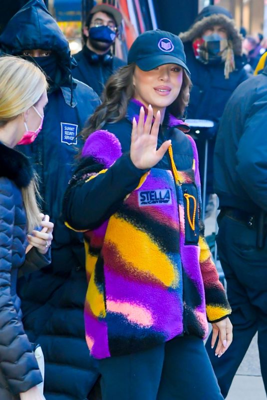HAILEE STEINFELD Leaves GMA Studios in New York 11/24/2021