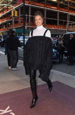 HAILEE STEINFELD Out and About in New York City | 23.11.2021 -