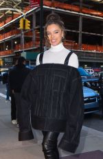 HAILEE STEINFELD Out and About in New York City | 23.11.2021 -