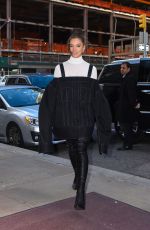 HAILEE STEINFELD Out and About in New York City | 23.11.2021 -