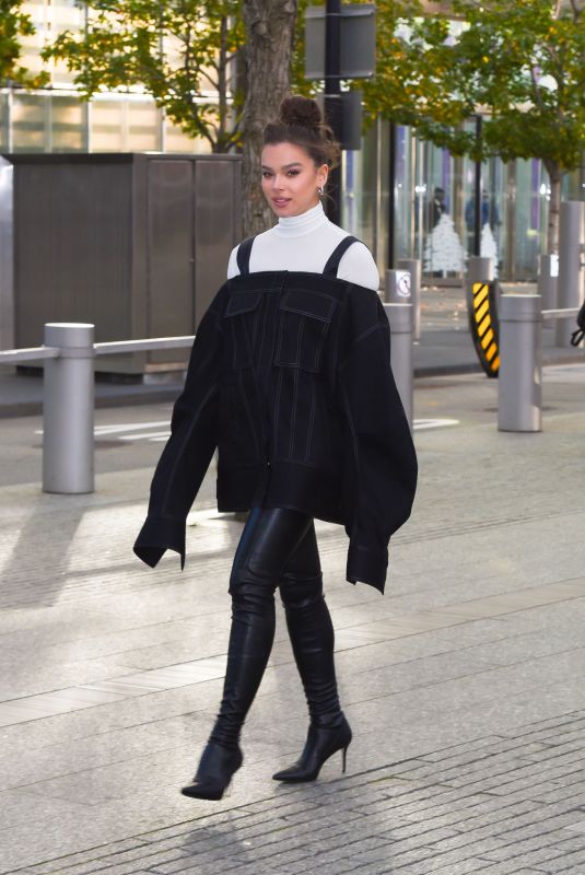 HAILEE STEINFELD Out and About in New York City | 23.11.2021 -