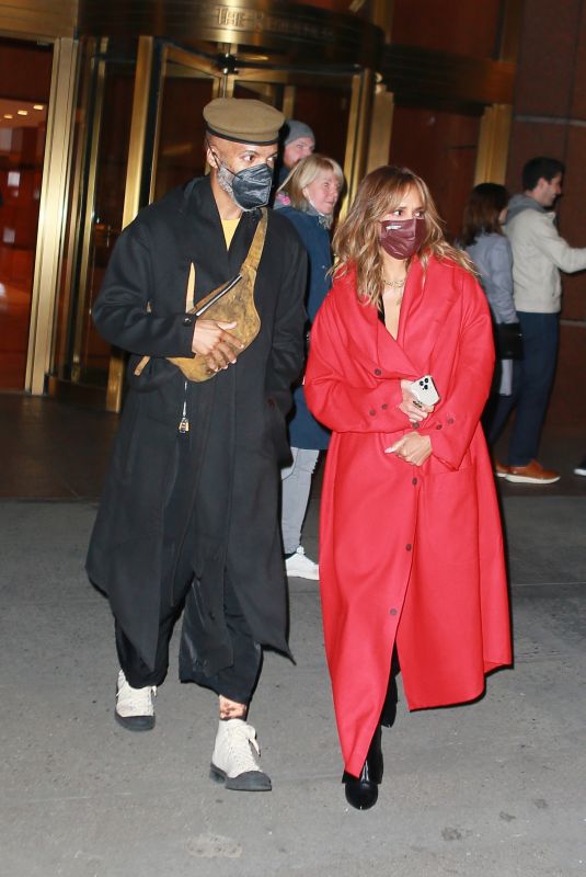HALLE BERRY and Van Hunt Out for Dinner in New York 11/05/2021