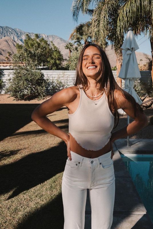 HELEN OWEN - Instagram Photos 11/14/2021