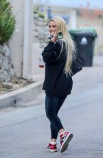 HOLLY MADISON Arrives at Her Home in Hollywood 11/08/2021