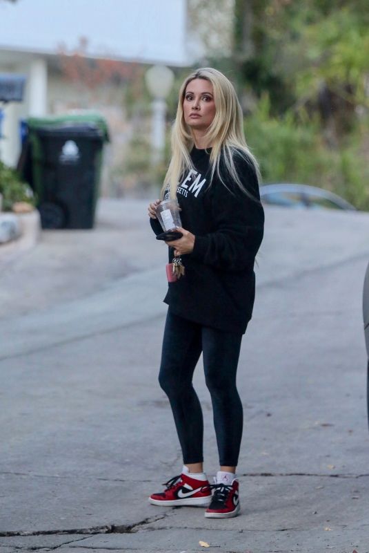 HOLLY MADISON Arrives at Her Home in Hollywood 11/08/2021