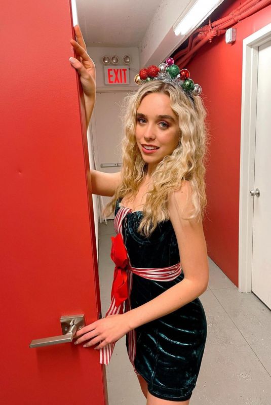JENNA DAVIS - Instagram Photos 11/23/2021