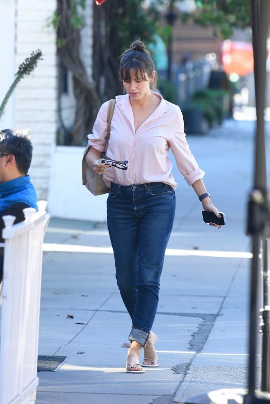 JENNIFER GARNER Arrives at a Spa in Brentwood 11/12/2021
